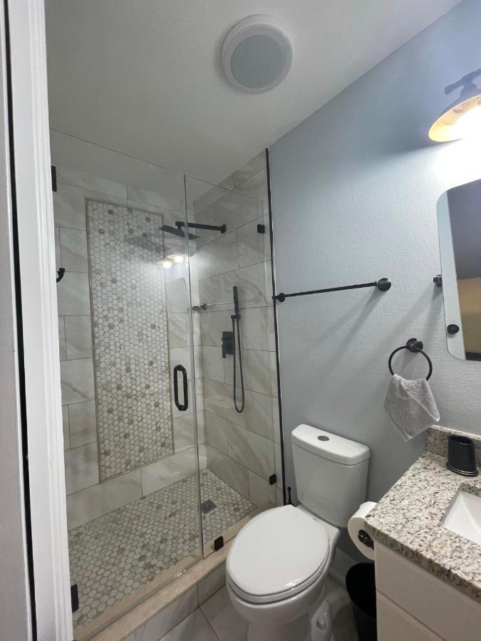 Twelve Oaks Modern Independent Apartment Тампа Экстерьер фото